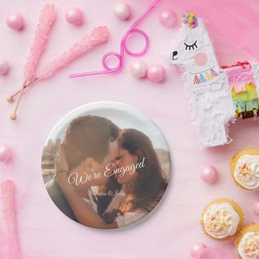 Modern fotoscript We're Engaged Party Papieren Bordje (Feest)