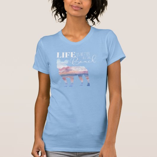 Modern Frenchie Beach Scene roze and Blue T-shirt (Voorkant)