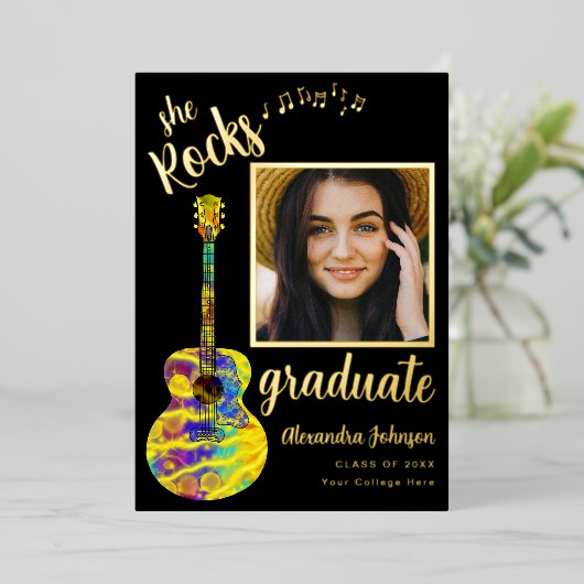 Modern Fun Afstuderen fotoscript zwart en goud Folie Uitnodiging (Staand Voorkant)