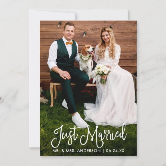 Modern Fun Calligraphy Just Married Weduwfoto Aankondiging (Voorkant)