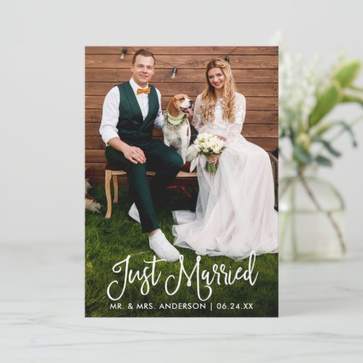 Modern Fun Calligraphy Just Married Weduwfoto Aankondiging (Staand voorkant)