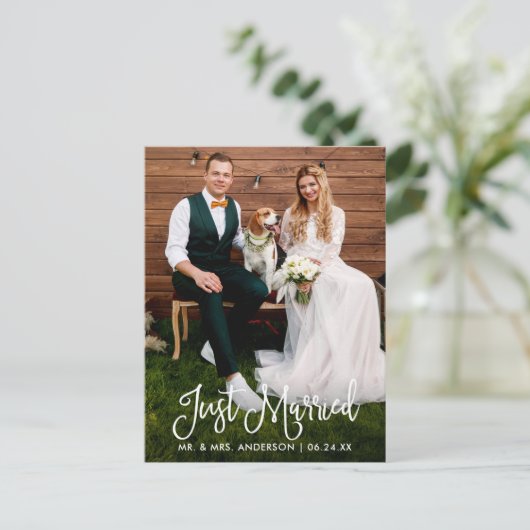 Modern Fun Calligraphy Just Married Weduwfoto Briefkaart (Staand voorkant)