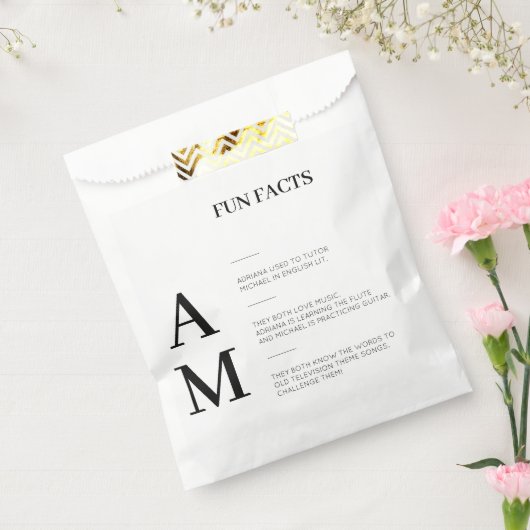 Modern Fun Facts Bold Zwart Initialen Bruiloft Bedankzakje (Gezegeld)