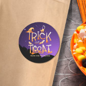 Modern Fun Sinaasappel Zwart Paarse Trick or treat Ronde Sticker