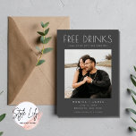 Modern Funny Photo Wedding Save the Date Aankondiging<br><div class="desc">Maak je gasten klaar voor je grote dag met deze grappige foto-bewaarder-de-date kaart. Gebruik een mooi afbeelding van jou en je partner om je gasten te vragen de date te redden! "Vrije drinken (en we gaan trouwen)" foto sparen de datums zijn perfect voor het leuke koppel dat niet kan wachten...</div>