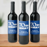 Modern Funny Quote Typography Blue 70th Birthday Wijn Etiket<br><div class="desc">Moderne grappige citaat Typografie Blue 70th Birthday Wine Label. 70e verjaardag viert personaliseerbare wijnetiketten met een grappig en motivatie citaat 70 Dus wat? Dit moderne wijnlabel is een geweldig cadeauidee voor iemand die van wijn houdt en de 70ste verjaardag viert.</div>
