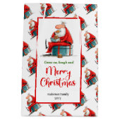 Modern funny santa gift bag red green festive edit medium cadeauzakje (Achterkant)