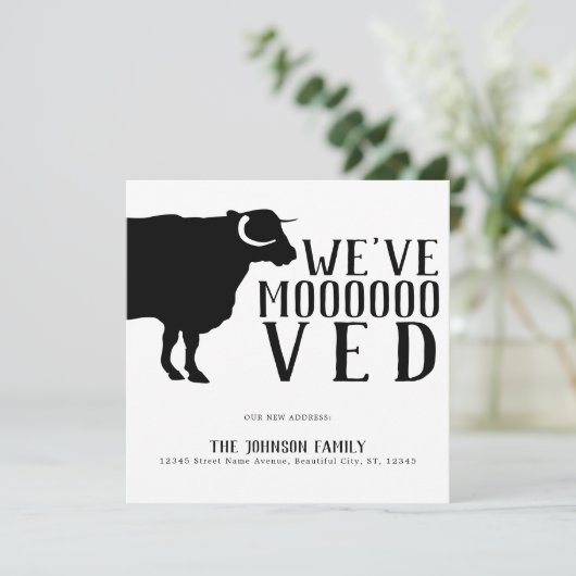 Modern Funny We hebben Black Koe New Home Moving Aankondiging (Staand voorkant)