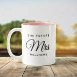 Modern Future Mrs Bride Verloving Script Tweekleurige Koffiemok<br><div class="desc">Een mooi geschenk voor de Toekomst Mevrouw in uw leven. Trendy,  modern,  schattig en stijlvol,  deze tweekleurige mok zal elke ochtend opfleuren.</div>