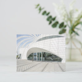 Modern futuristisch wit gebouw briefkaart