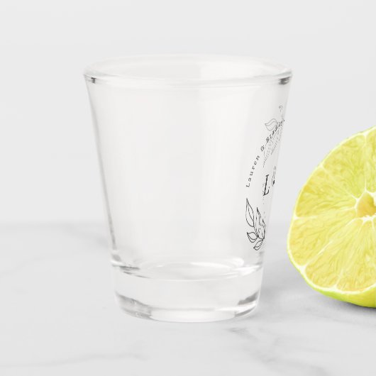 Modern gebladerte paar Monogram Huwelijksgunst Shot Glas (Links)