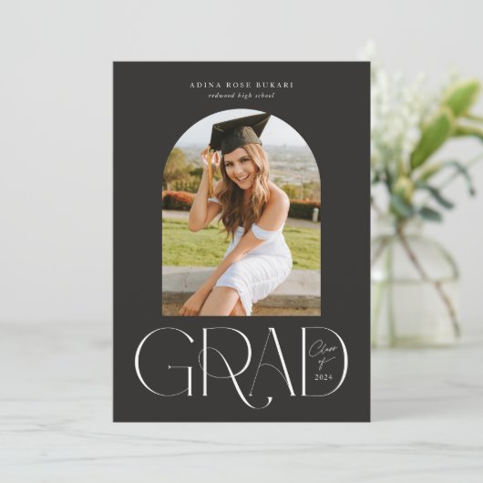 Modern gebogen foto zwart Afstuderen aankondiging (Staand voorkant)