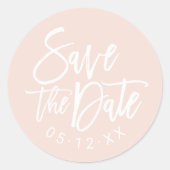 Modern Geborsteld Script Blush Wedding Sla de datu Ronde Sticker (Voorkant)