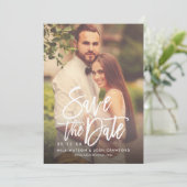 Modern Geborsteld Script Bruiloft Foto Blush Roze Save The Date (Staand voorkant)