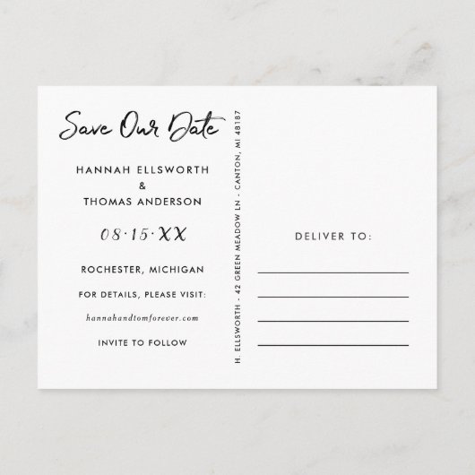 Modern geborsteld script bruiloft foto Sla onze da Aankondigingskaart (Achterkant)