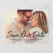 Modern geborsteld script bruiloft foto Sla onze da Aankondigingskaart (Voorkant)