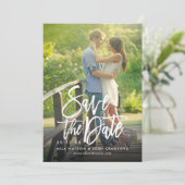 Modern Geborsteld Script Huwelijksfoto Dusty Blue Save The Date (Staand voorkant)
