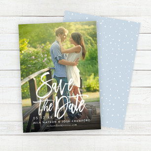 Modern Geborsteld Script Huwelijksfoto Dusty Blue Save The Date