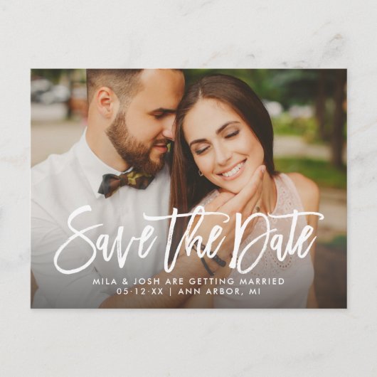 Modern Geborsteld Script Huwelijksfoto Sla de datu Aankondigingskaart (Voorkant)