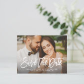 Modern Geborsteld Script Huwelijksfoto Sla de datu Aankondigingskaart (Staand voorkant)