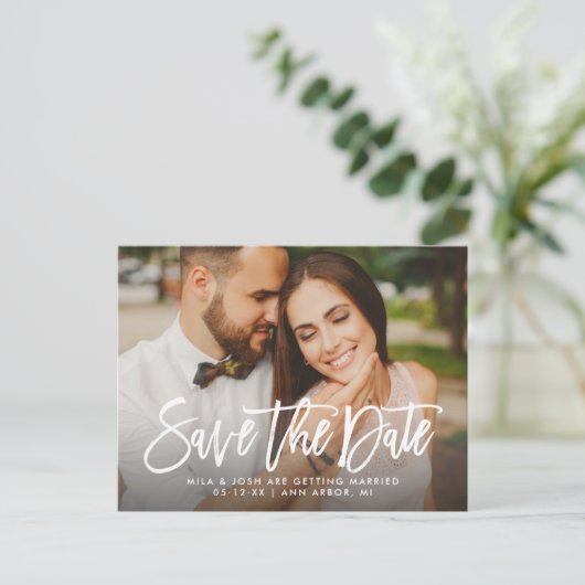 Modern Geborsteld Script Huwelijksfoto Sla de datu Aankondigingskaart (Staand voorkant)