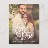 Modern Geborsteld Script Huwelijksfoto Sla de datu Aankondigingskaart (Voorkant)