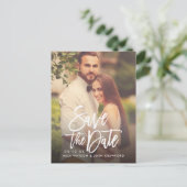 Modern Geborsteld Script Huwelijksfoto Sla de datu Aankondigingskaart (Staand voorkant)