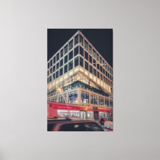 Modern gebouw 's nachts met verkeer canvas afdruk (Voorkant)