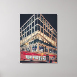 Modern gebouw 's nachts met verkeer canvas afdruk