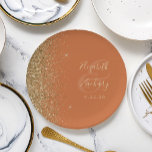 Modern gebrand Sinaasappel Gouden Glitter Edge Bru Papieren Bordje<br><div class="desc">De linkerkant van deze elegante moderne bruiloft papieren borden heeft een gouden faux glitter design. Personaliseer ze met de namen van de bruid en bruidegom in bleek goudkleurig handschrift over een grote ampersand op een verbrande oranje achtergrond,  met de trouwdatum hieronder.</div>