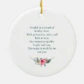 Modern gedicht Poinsettia rood groene krans kerst Keramisch Ornament (Achterkant)