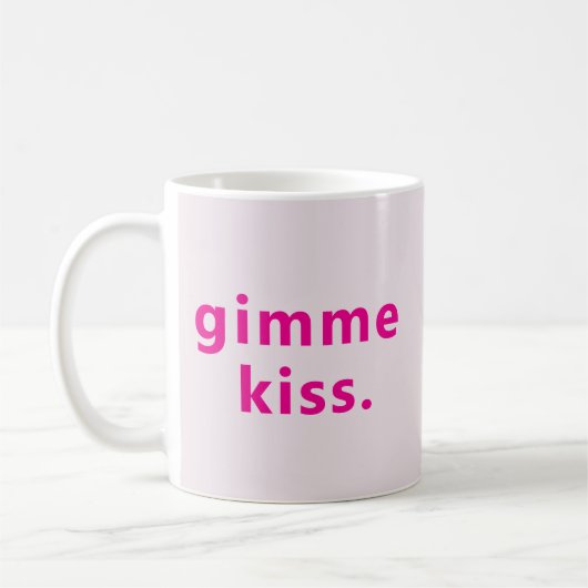 Modern Geef me een kus | Typography Roze Tekst  Koffiemok (Links)