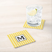 Modern geel geplakt monogram kartonnen onderzetters (Insitu)