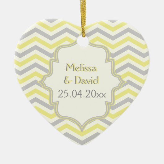 Modern geel, grijs, ivoorchevron patroon aangepast keramisch ornament (Voorkant)