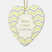 Modern geel, grijs, ivoorchevron patroon aangepast keramisch ornament (Links)