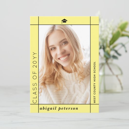 Modern geel Klasse van 2025 afstuderen foto Aankondiging (Staand voorkant)