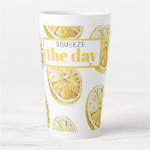 Modern geel lemonpatroon en knijp de dag in latte mok (Voorkant)