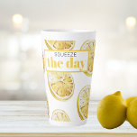 Modern geel lemonpatroon en knijp de dag in latte mok<br><div class="desc">Modern geel lemonpatroon en knijp de dag in</div>