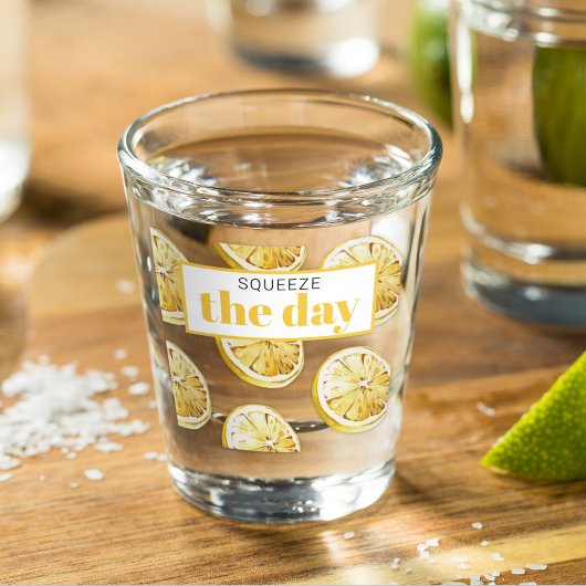 Modern geel lemonpatroon en knijp de dag in shot glas