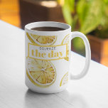 Modern geel lemonpatroon en knijp de dag in tweekleurige koffiemok<br><div class="desc">Modern geel lemonpatroon en knijp de dag in</div>