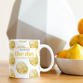 Modern geel lemonpatroon en knijp de dag in tweekleurige koffiemok