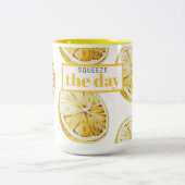 Modern geel lemonpatroon en knijp de dag in tweekleurige koffiemok (Center)