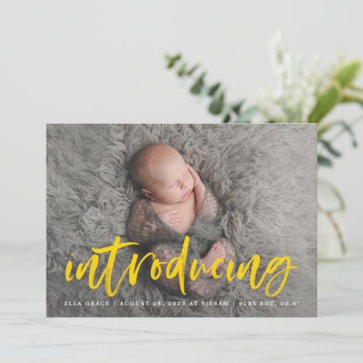 Modern geel penseelscript dat foto's introduceert aankondiging (Staand voorkant)