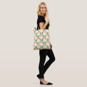 Modern geïllustreerd patroon met rode bessen tote bag (Op model)