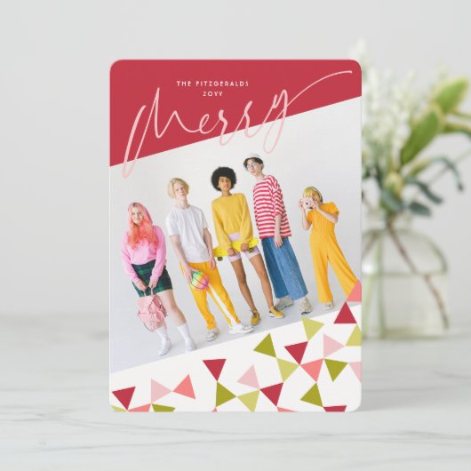 Modern Geo Triangles Pattern Cheers Script Foto Feestdagenkaart (Staand voorkant)