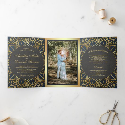 Modern Geometric Grey Gold Mandala Indiaas huwelij Drieluik Uitnodiging (Binnen)