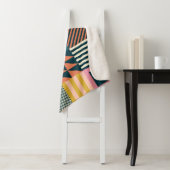 Modern geometrisch abstract patroonontwerp met sim sherpa deken (In situ)