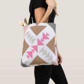 Modern geometrisch quilt-ontwerp in roze en koper tote bag (Dichtbij)