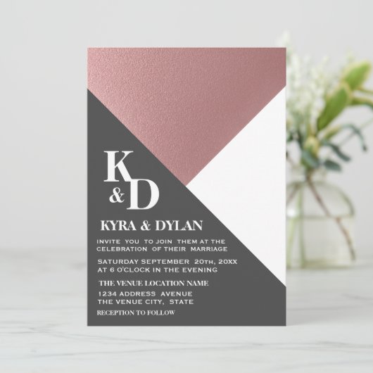 Modern Geometrisch Roos Gold en Charcoal Gray Wedd Kaart (Staand voorkant)
