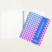 Modern gepersonaliseerd blauw en roze geruit 2025 planner (Display)